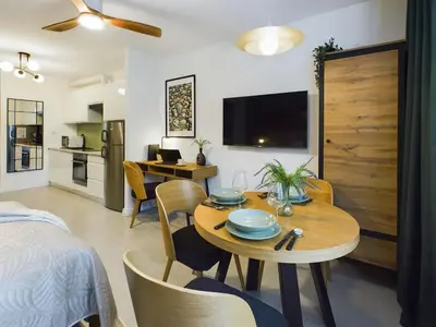 Telewizja i/lub zestaw kina domowego w obiekcie Atmospheric Studio for 3 People in Warsaw with Desk for Remote Work by Noclegi Renters