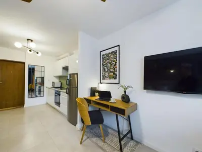 Telewizja i/lub zestaw kina domowego w obiekcie Atmospheric Studio for 3 People in Warsaw with Desk for Remote Work by Noclegi Renters