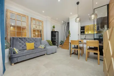 Telewizja i/lub zestaw kina domowego w obiekcie Rustic Magic Two-Storey Apartment with Garden by Noclegi Renters