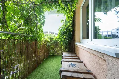 Ogród w obiekcie Rustic Magic Two-Storey Apartment with Garden by Noclegi Renters
