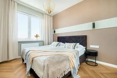 Łóżko lub łóżka w pokoju w obiekcie Air Conditioned Apartment in Warsaw with Parking and Bathtub by Noclegi Renters