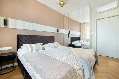 Łóżko lub łóżka w pokoju w obiekcie Air Conditioned Apartment in Warsaw with Parking and Bathtub by Noclegi Renters