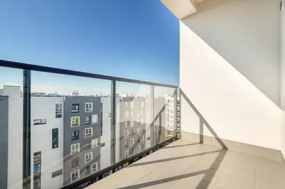 Balkon lub taras w obiekcie Air Conditioned Apartment in Warsaw with Parking and Bathtub by Noclegi Renters