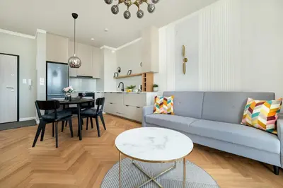 Kuchnia lub aneks kuchenny w obiekcie Air Conditioned Apartment in Warsaw with Parking and Bathtub by Noclegi Renters