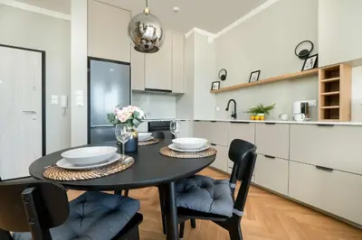 Kuchnia lub aneks kuchenny w obiekcie Air Conditioned Apartment in Warsaw with Parking and Bathtub by Noclegi Renters