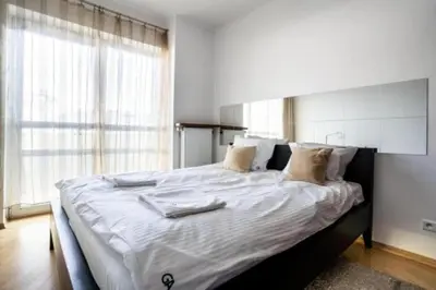 Łóżko lub łóżka w pokoju w obiekcie Urban Chic - One Bedroom Apartment - Luxury Warsaw Stays- Platinum Towers&606