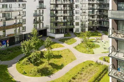 Ogród w obiekcie Modern & Stylish Apartment with Balcony Warsaw by Noclegi Renters