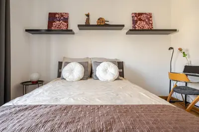 Łóżko lub łóżka w pokoju w obiekcie City Center & Old Town Cozy Flat #Smart TV #Fast Wi-Fi #Metro