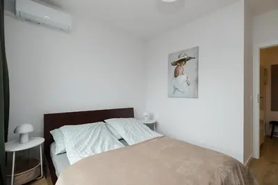 Łóżko lub łóżka w pokoju w obiekcie Włochy Solipska by Comfort Apartments