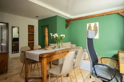 Część wypoczynkowa w obiekcie oompH True Tree House Warszawa Moko