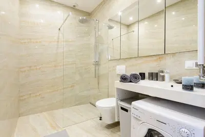Łazienka w obiekcie Cozy apartment with gym in the City Center