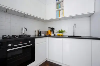 Kuchnia lub aneks kuchenny w obiekcie Atmospheric 1 Bedroom Apartment by Noclegi Renters