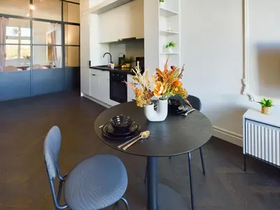 Kuchnia lub aneks kuchenny w obiekcie Wyjątkowy Apartament z Widokiem na Pałac Kultury by Noclegi Renters