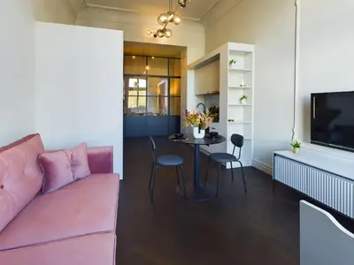 Telewizja i/lub zestaw kina domowego w obiekcie Wyjątkowy Apartament z Widokiem na Pałac Kultury by Noclegi Renters
