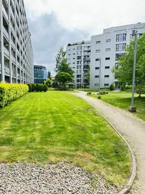 Ogród w obiekcie Luksusowy apartament dwupokojowy w TritonPark