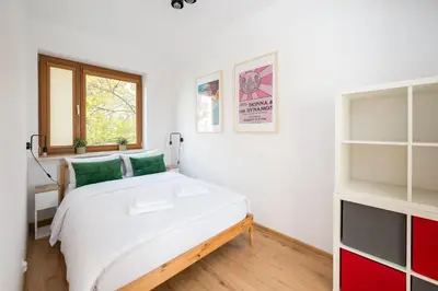 Łóżko lub łóżka w pokoju w obiekcie Saska Kępa Pleasant Apartment by BookingHost