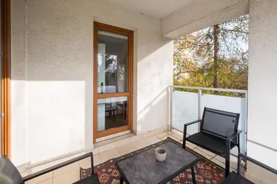 Część wypoczynkowa w obiekcie Saska Kępa Pleasant Apartment by BookingHost