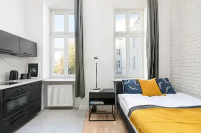 Łóżko lub łóżka w pokoju w obiekcie RentPlanet - Studio Kępna