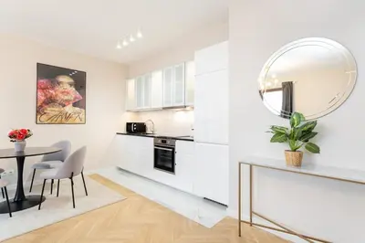Kuchnia lub aneks kuchenny w obiekcie Superb Place to Live Mokotow 8th floor suite
