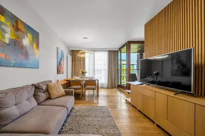 Telewizja i/lub zestaw kina domowego w obiekcie Warsaw Kolejowa Apt - Parking, Balcony, Workspace - by Rentujemy