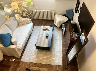 Telewizja i/lub zestaw kina domowego w obiekcie Central, top floor apartment