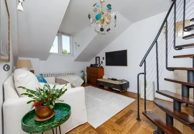 Telewizja i/lub zestaw kina domowego w obiekcie Central, top floor apartment