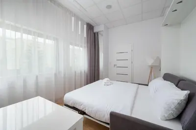 Łóżko lub łóżka w pokoju w obiekcie Varsovia Jerozolimskie Studio 223 by BookingHost