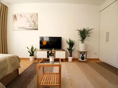 Telewizja i/lub zestaw kina domowego w obiekcie Downtown Elegant & Sunny Apartment Near Metro Central Station