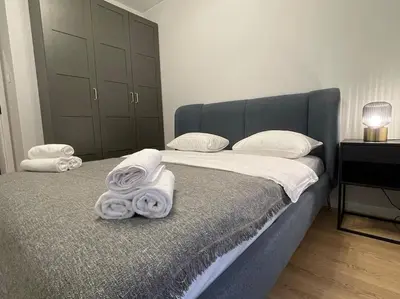 Łóżko lub łóżka w pokoju w obiekcie Apartment Wola Tower