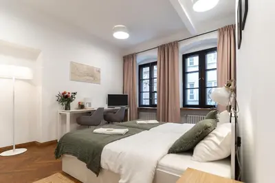 Telewizja i/lub zestaw kina domowego w obiekcie Old Town Warsaw Concierge Muzeum Warszawy