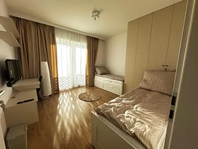 Łóżko lub łóżka w pokoju w obiekcie KASKADY Airport modern apartments - close to the airport - 10 min, and city center - 15 min