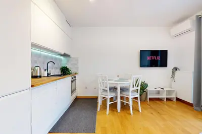 Kuchnia lub aneks kuchenny w obiekcie Vista Apartment Balcony AC Parking Metro Plocka
