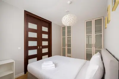Łóżko lub łóżka w pokoju w obiekcie Metro Wilanowska Deluxe Apartment by BookingHost