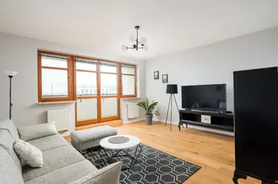Telewizja i/lub zestaw kina domowego w obiekcie Metro Wilanowska Deluxe Apartment by BookingHost