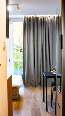 Część wypoczynkowa w obiekcie Funkcjonalne studio Blisko Przystanków