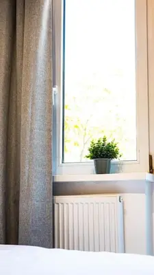 Łóżko lub łóżka w pokoju w obiekcie Funkcjonalne studio Blisko Przystanków