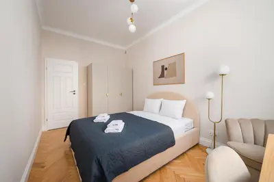 Łóżko lub łóżka w pokoju w obiekcie Urban Heart Deluxe Apartment by BookingHost