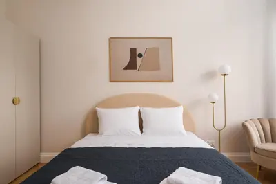 Łóżko lub łóżka w pokoju w obiekcie Urban Heart Deluxe Apartment by BookingHost