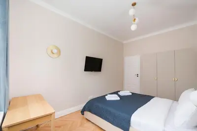 Łóżko lub łóżka w pokoju w obiekcie Urban Heart Deluxe Apartment by BookingHost