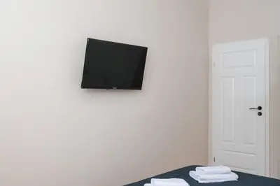 Telewizja i/lub zestaw kina domowego w obiekcie Urban Heart Deluxe Apartment by BookingHost