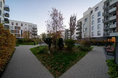 Ogród w obiekcie Warsaw Airport Apt - Balcony, Parking, Bus nearby - by Rentujemy