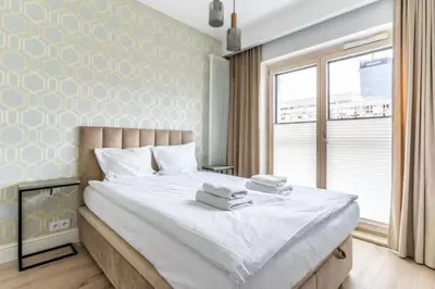 Łóżko lub łóżka w pokoju w obiekcie Close-Urban Chic - Mennica Residence - One Bedroom Apartment -CityCenter&65