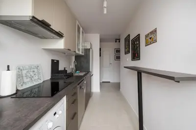 Kuchnia lub aneks kuchenny w obiekcie Warszawa Powiśle Spacious Apartment by BookingHost