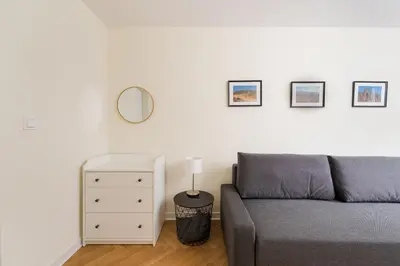 Część wypoczynkowa w obiekcie Warszawa Powiśle Spacious Apartment by BookingHost