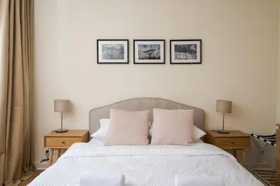 Łóżko lub łóżka w pokoju w obiekcie Warszawa Powiśle Spacious Apartment by BookingHost