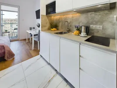 Kuchnia lub aneks kuchenny w obiekcie Modern, Air-conditioned Studio in the Centre of Warsaw by Noclegi Renters