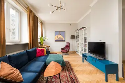 Telewizja i/lub zestaw kina domowego w obiekcie Plac Zbawiciela Stylish Apartment by BookingHost