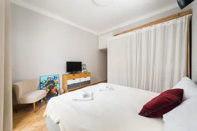 Łóżko lub łóżka w pokoju w obiekcie Plac Zbawiciela Stylish Apartment by BookingHost