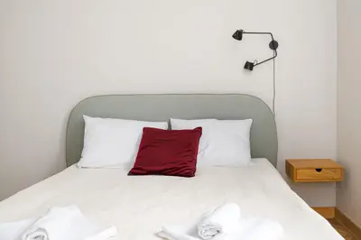 Łóżko lub łóżka w pokoju w obiekcie Plac Zbawiciela Stylish Apartment by BookingHost
