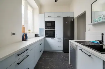Kuchnia lub aneks kuchenny w obiekcie Plac Zbawiciela Stylish Apartment by BookingHost